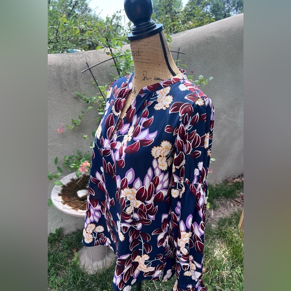Ann Taylor Floral V Neck Blouse - Picture 5 of 13